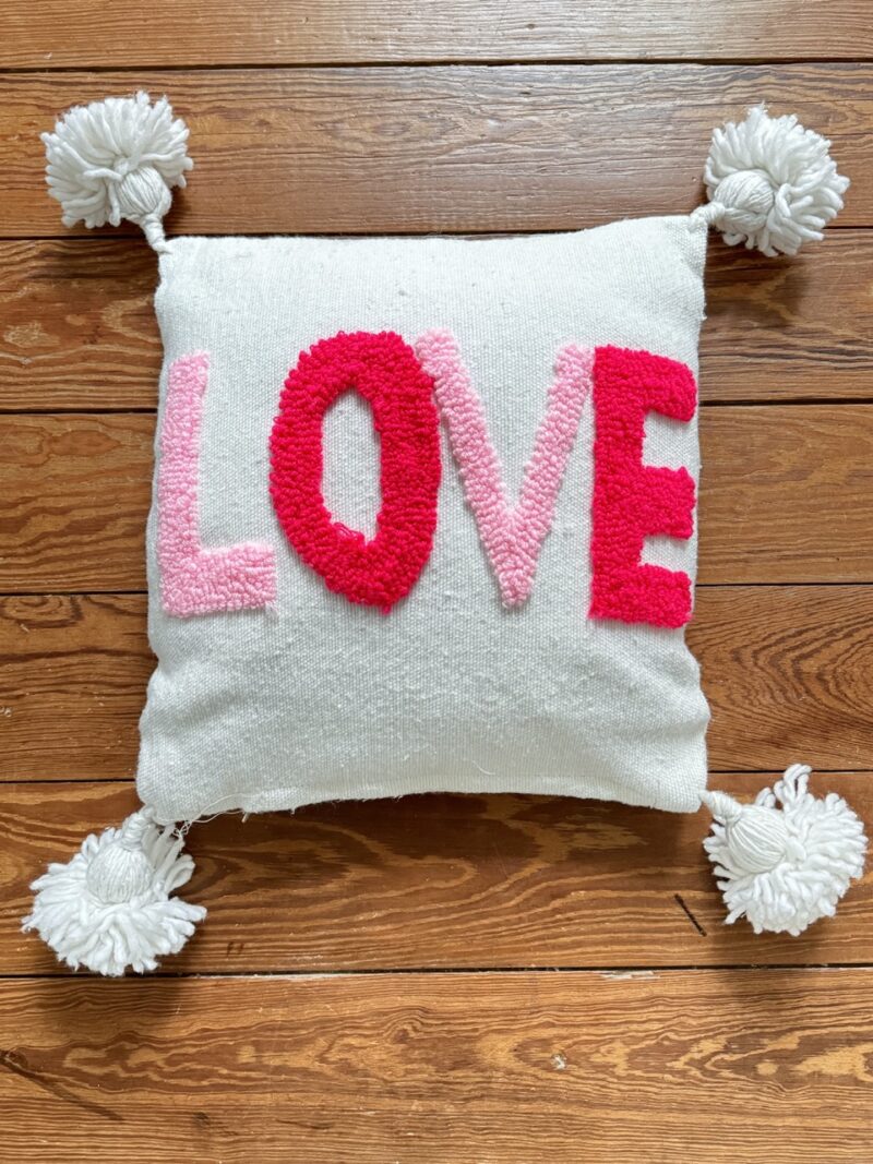 Coussin brodé Love – Image 4