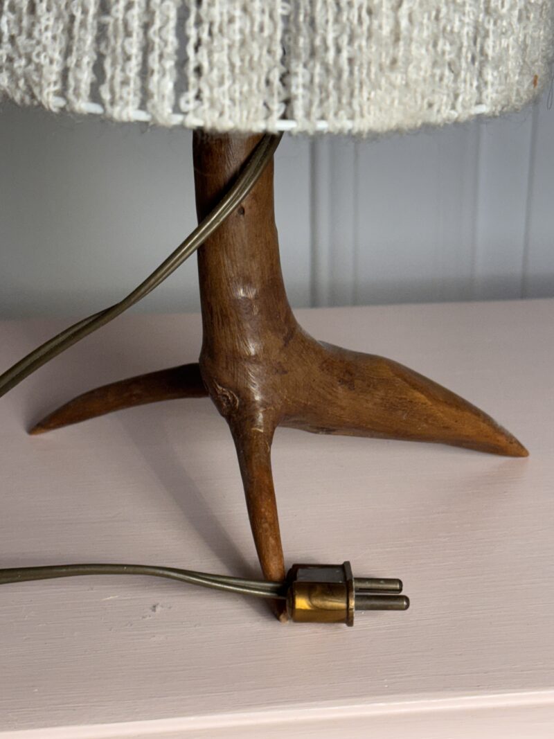 Lampe pied bois vintage et abat jour en laine ondulée – Image 2