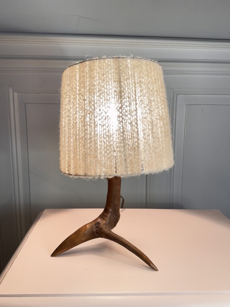 Lampe pied bois vintage et abat jour en laine ondulée