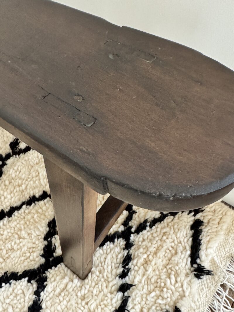 Petit banc de ferme ancien rénové. – Image 3