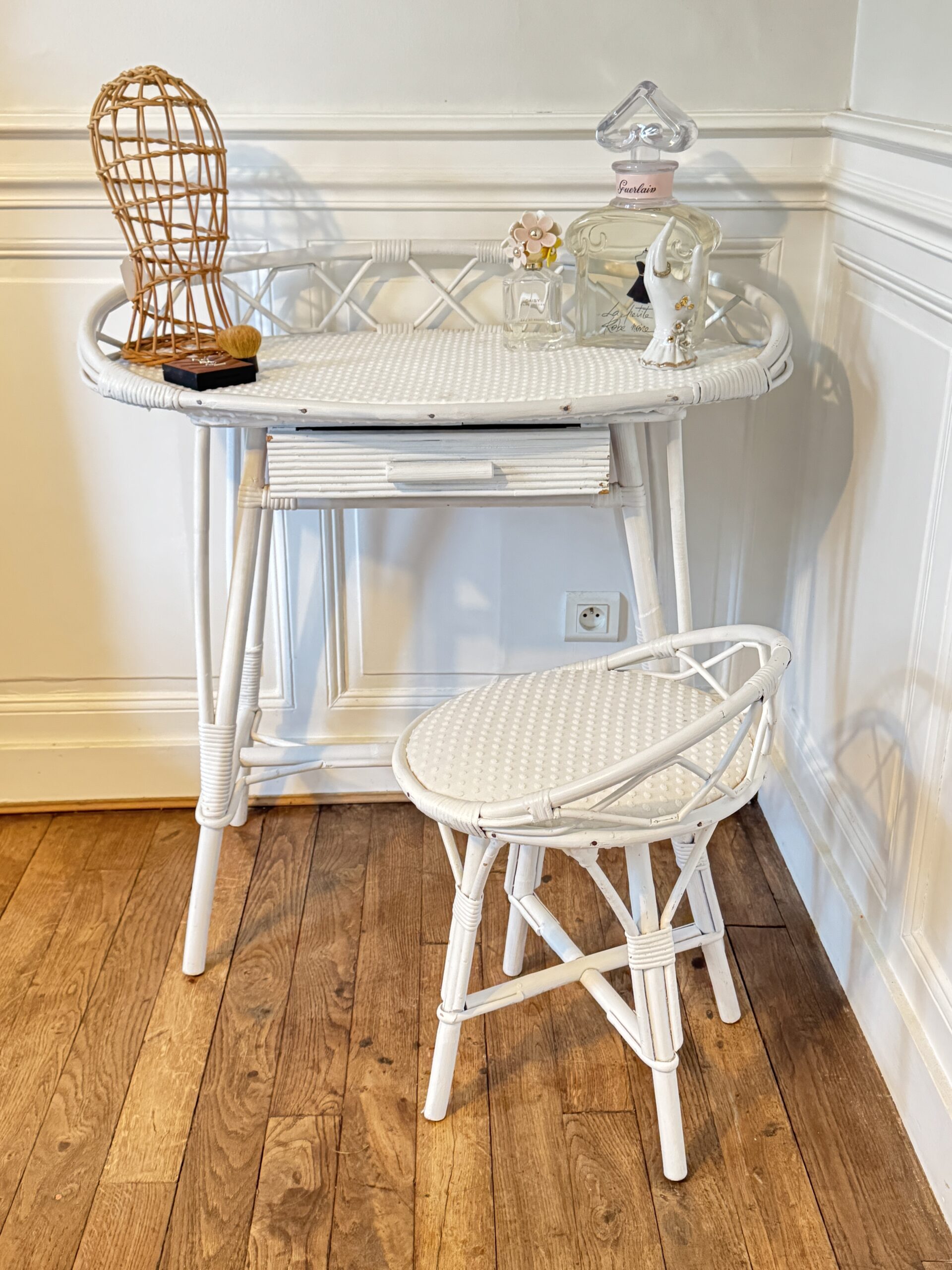 Coiffeuse rotin vintage et son petit fauteuil