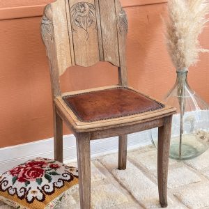 Chaise Art Déco années 30 en bois sculpté – assise en cuir clouté