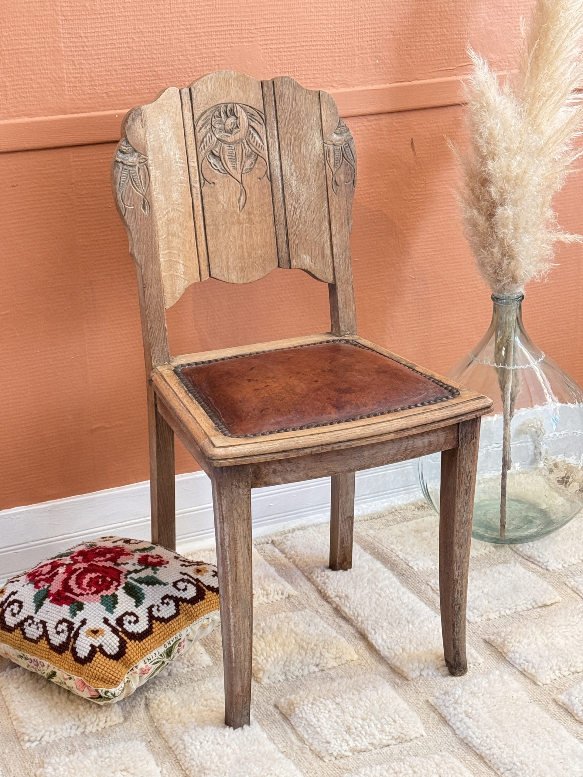 Chaise Art Déco années 30 en bois sculpté – assise en cuir clouté