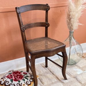 Chaise rustique bois cannage et clous laiton – style ferme