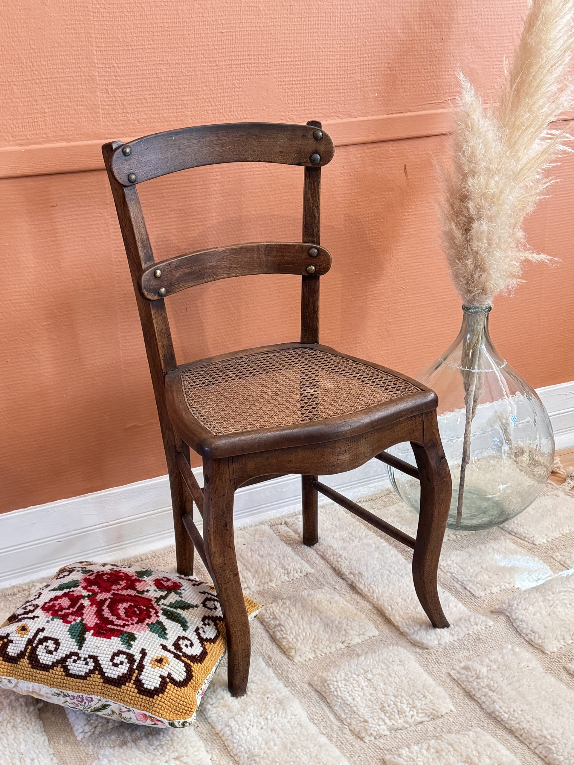 Chaise rustique bois cannage et clous laiton – style ferme