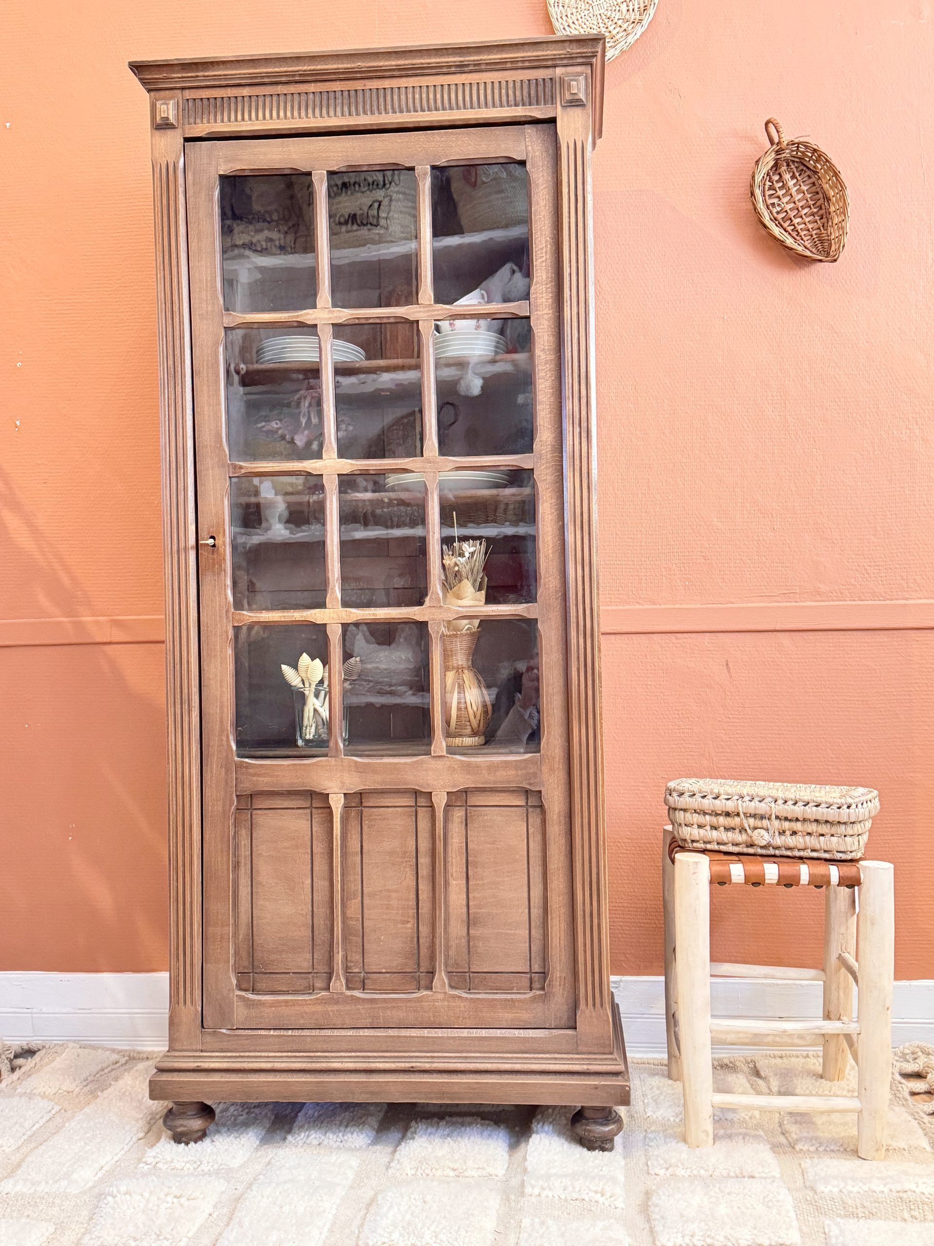 Armoire parisienne ancienne en bois – meuble vintage authentique