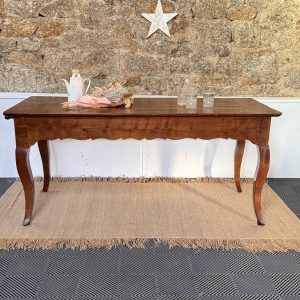 Table de ferme ancienne avec tiroir et rallonge – bois sculpté