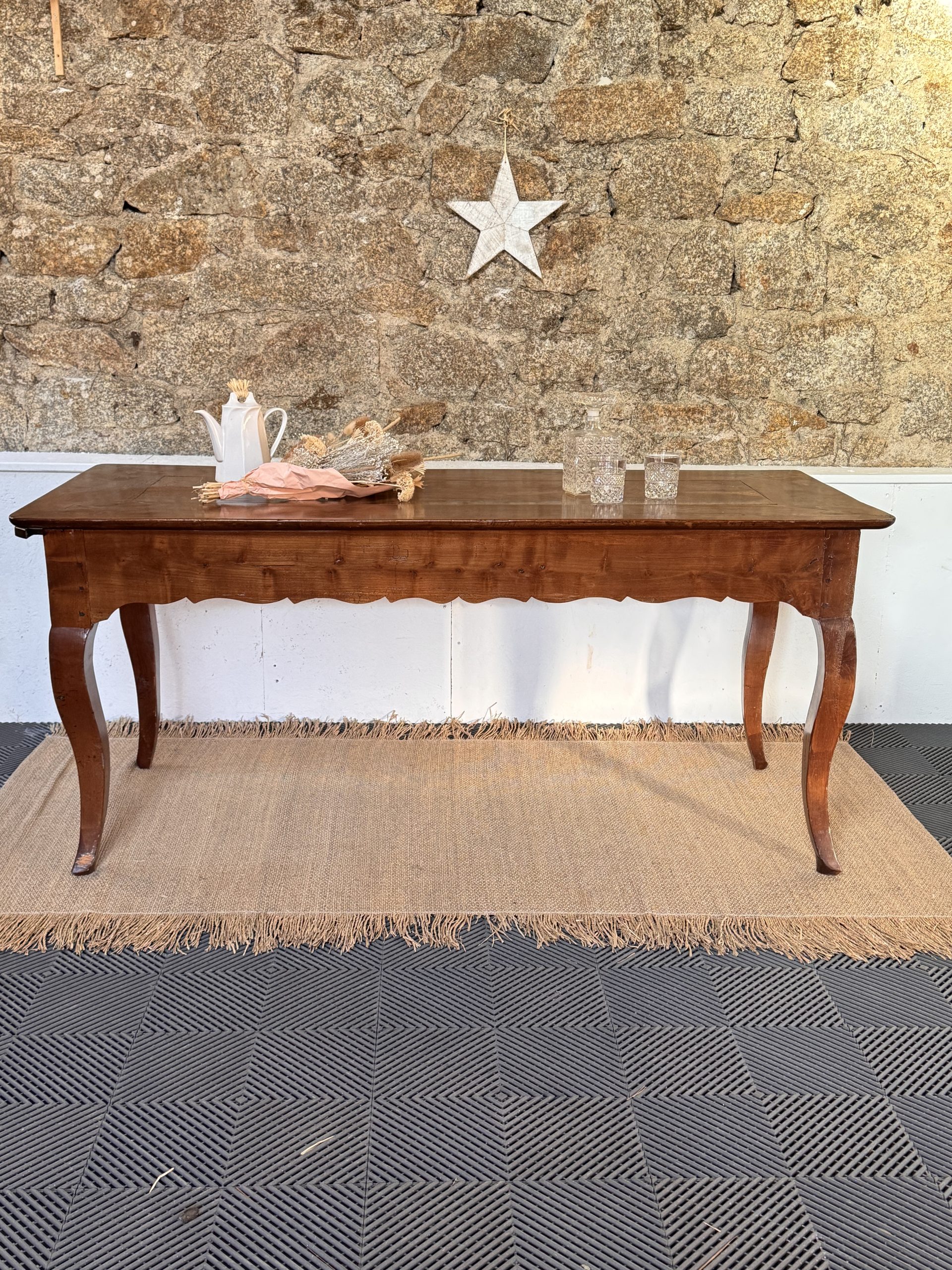 Table de ferme ancienne avec tiroir et rallonge – bois sculpté